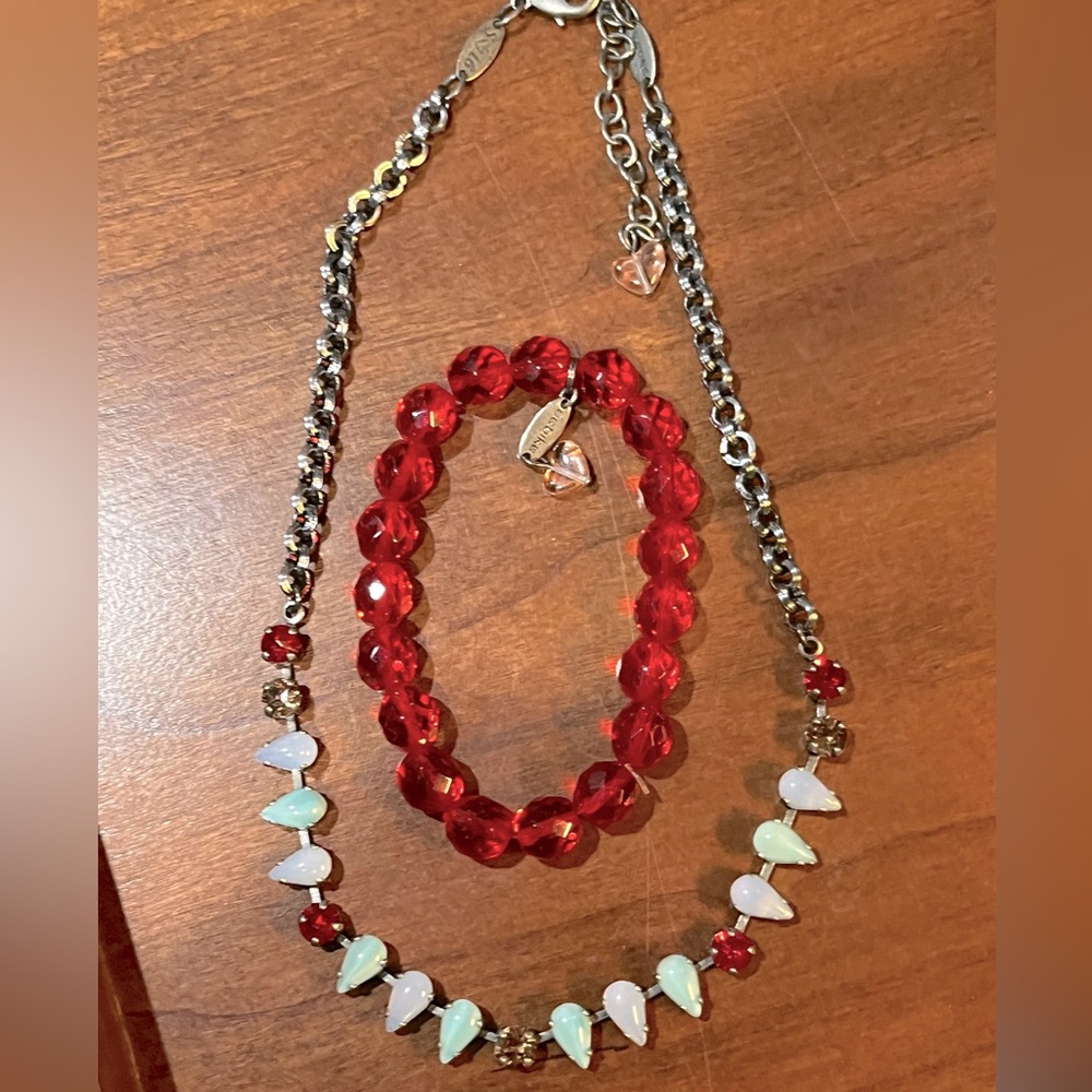 Sabika Key Colors Raindrop necklace & matching red stretch bracelet